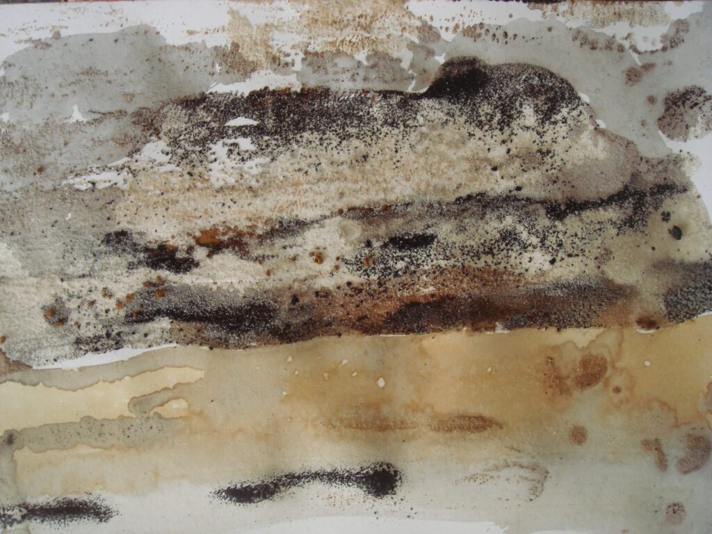 Abstraktes Bild in Erd-, Beige- und Schwarztönen mit fließenden, körnigen Strukturen, die an natürliche Sedimentschichten und Erde erinnern.